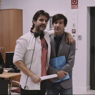 Antonio Hortelano y Manuel Feijoo sonríen en el último capítulo de la primera temporada de 'Colegas'