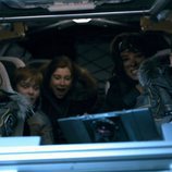 Los protagonistas de 'Lost in Space' tripulan una nave espacial en una foto promocional