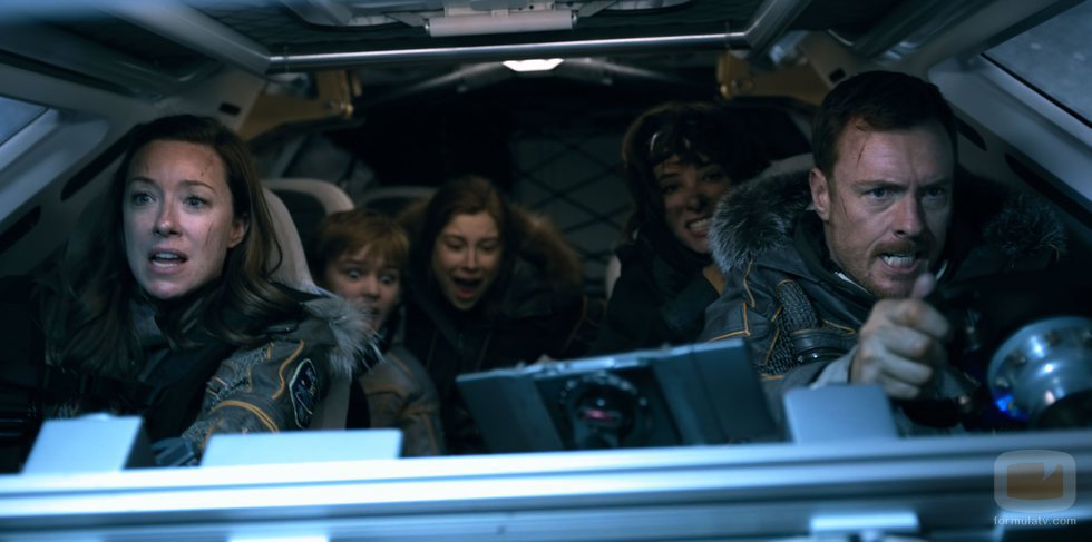 Los protagonistas de 'Lost in Space' tripulan una nave espacial en una foto promocional