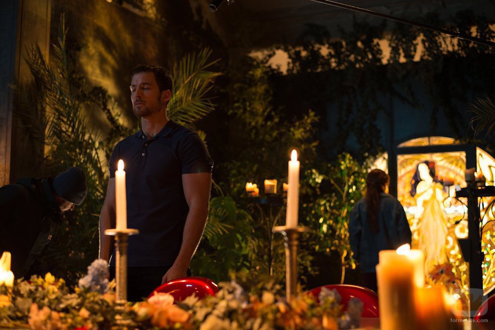 Mario Plágaro hace una ofrenda como Edrián en 'Cupido'