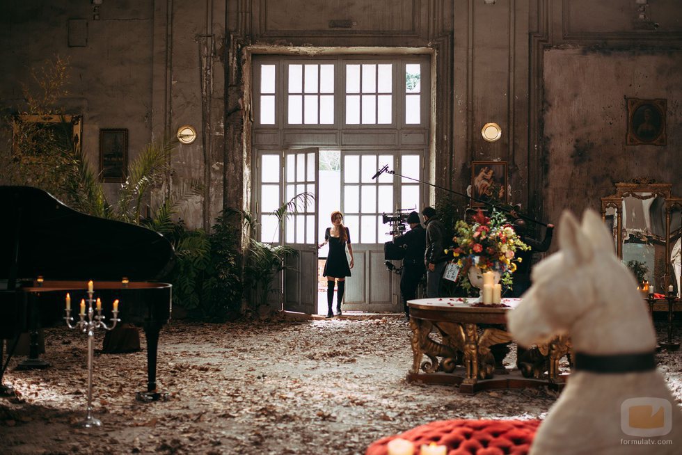 Michelle Calvó graba caracterizada como Chloe en 'Cupido'