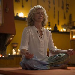 Mercedes hace yoga en el capítulo "Quiero ser libre" de la temporada 19 de 'Cuéntame cómo pasó'