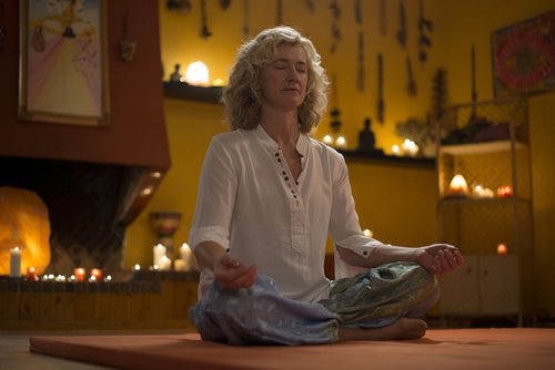 Mercedes hace yoga en el capítulo "Quiero ser libre" de la temporada 19 de 'Cuéntame cómo pasó'