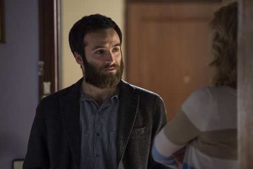 Carlos mira preocupado a Mercedes en el capítulo "Quiero ser libre" de 'Cuéntame cómo pasó'