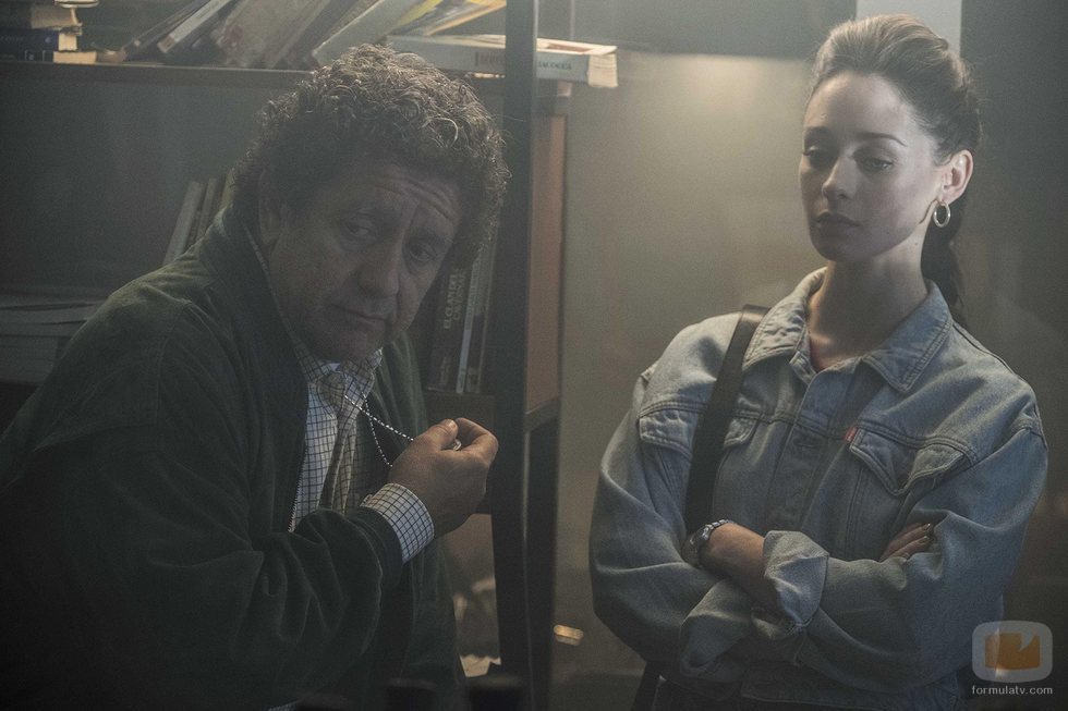 Guillermo y Karina hablan en el capítulo "Quiero ser libre" de 'Cuéntame cómo pasó'