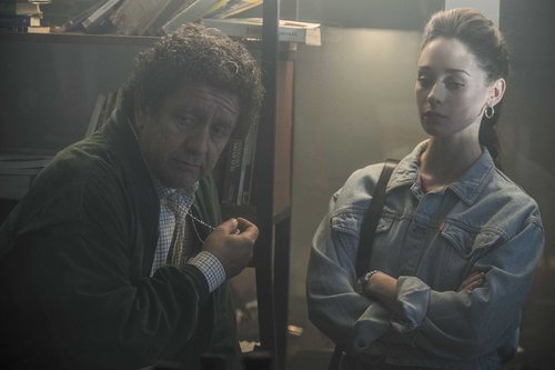 Guillermo y Karina hablan en el capítulo "Quiero ser libre" de 'Cuéntame cómo pasó'