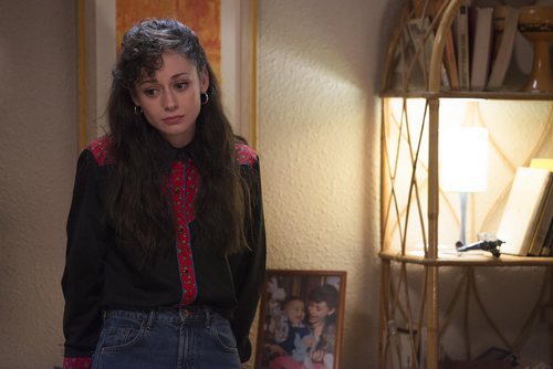 Karina, pensativa, en el capítulo "Quiero ser libre" de 'Cuéntame cómo pasó'