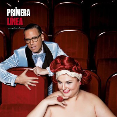 Teté Delgado posa desnuda y sugerente en la butaca de un teatro, con Torito para Primera Línea