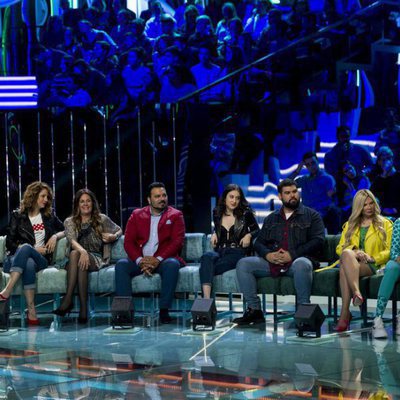 Uno de los sofás de los defensores en plató de los concursantes en la primera Gala de 'Supervivientes 2018'