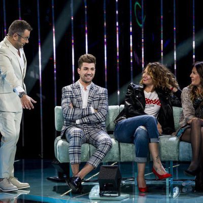 Jorge Javier Vázquez con varios defensores en la Gala inaugural de 'Supervivientes 2018'
