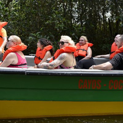 Un grupo de concursantes de 'Supervivientes 2018' subidos en una lancha