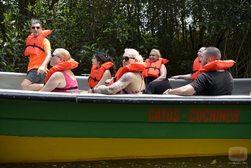 Un grupo de concursantes de 'Supervivientes 2018' subidos en una lancha