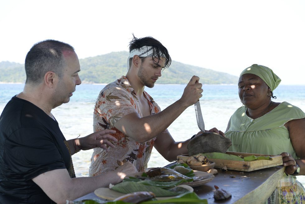 Sergio Carvajal intenta abrir un coco ante la mirada de Maestro Joao en 'Supervivientes 2018'