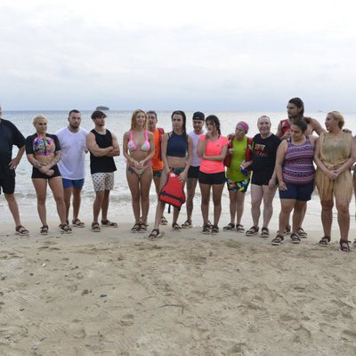 Lara Álvarez junto a los 16 concursantes en la primera Gala de 'Supervivientes 2018'