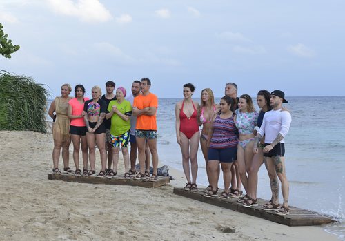 Los concursantes de 'Supervivientes 2018' esperando conocer el reparto de los nuevos grupos en la Gala 1