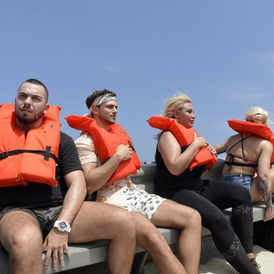 Concursantes de 'Supervivientes 2018' subidos a una lancha en la Gala 1