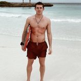 Eric Masip luce cuerpo con bañador en la playa