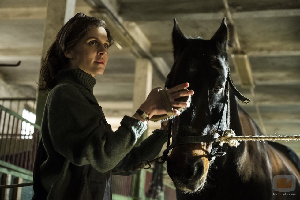Clémence Poésy junto a un caballo la segunda temporada de 'Genius'