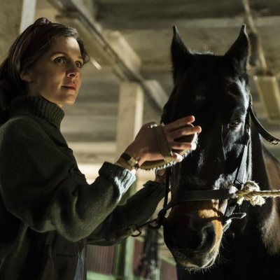 Clémence Poésy junto a un caballo la segunda temporada de 'Genius'
