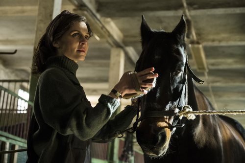 Clémence Poésy junto a un caballo la segunda temporada de 'Genius'