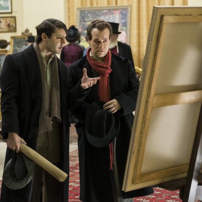 Picasso y Max Jacob miran un cuadro en 'Genius'