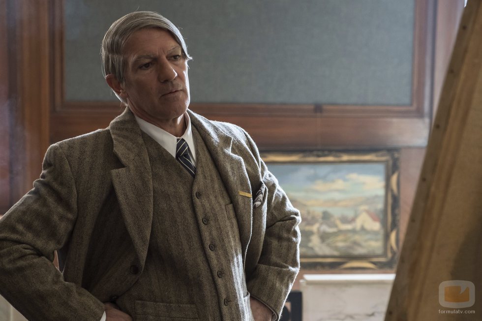 Antonio Banderas mira un cuadro como Pablo Picasso en 'Genius'
