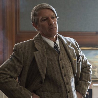 Antonio Banderas mira un cuadro como Pablo Picasso en 'Genius'