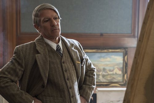 Antonio Banderas mira un cuadro como Pablo Picasso en 'Genius'