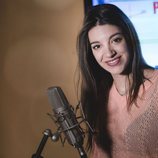 Ana Guerra sonríe a cámara en la grabación de la sintonía de cabecera de 'Fugitiva'