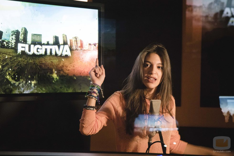 Ana Guerra canta en la grabación de la sintonía de cabecera de 'Fugitiva'