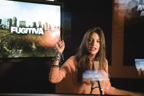 Ana Guerra canta en la grabación de la sintonía de cabecera de 'Fugitiva'