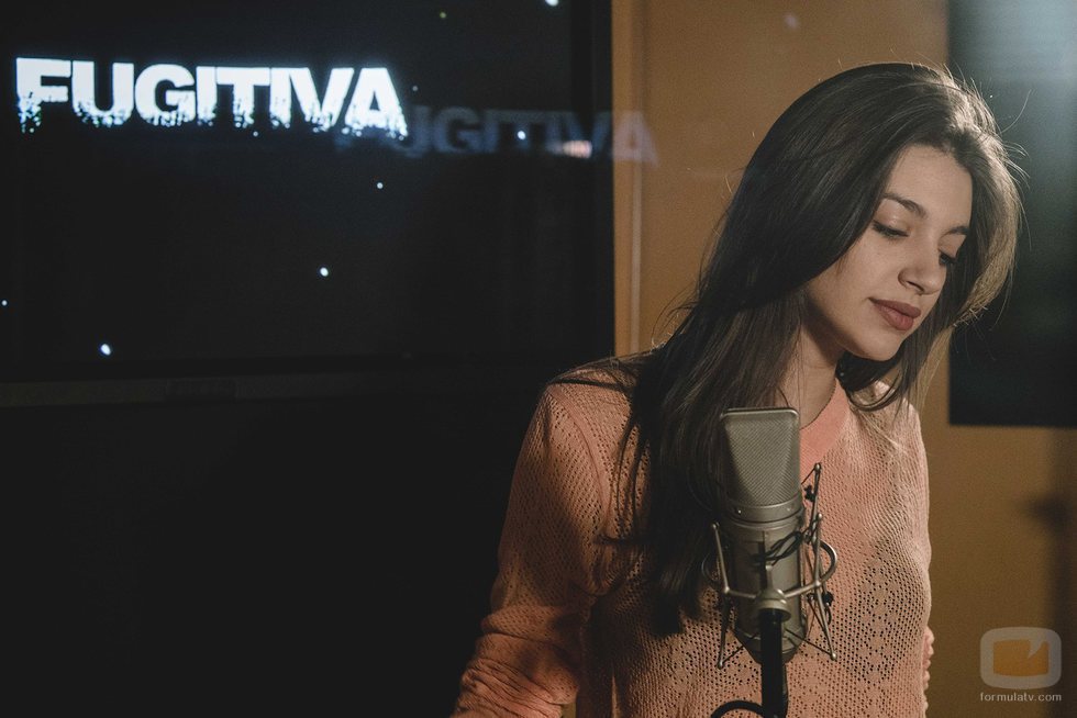 Ana Guerra es la encargada de poner su voz en la sintonía de cabecera de 'Fugitiva'