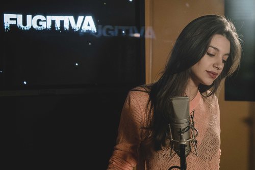 Ana Guerra es la encargada de poner su voz en la sintonía de cabecera de 'Fugitiva'