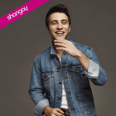 Pol Monen, sonriente en la sesión de fotos de la revista Shangay