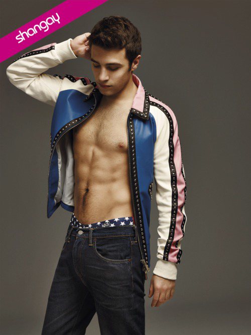 Pol Monen, protagonista de "Amar", posa semidensudo para Shangay