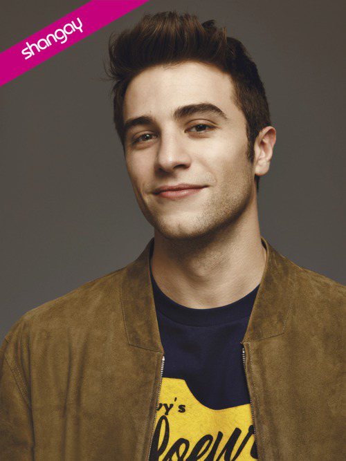 Pol Monen sonríe para la revista Shangay