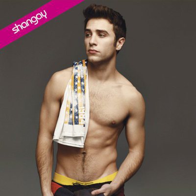 Pol Monen, posa sensual sin camiseta para la revista Shangay