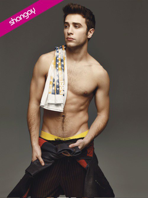 Pol Monen, posa sensual sin camiseta para la revista Shangay