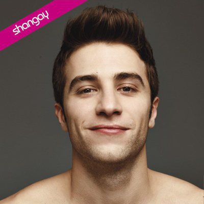 Pol Monen, sonriente y sin camiseta para la revista Shangay