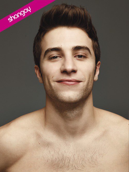 Pol Monen, sonriente y sin camiseta para la revista Shangay