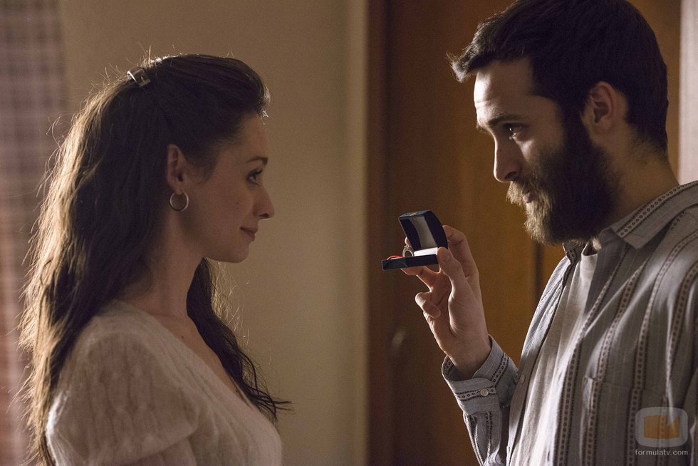 Carlos le entrega un regalo a Karina en el noveno episodio de la temporada 19 de 'Cuéntame cómo pasó'