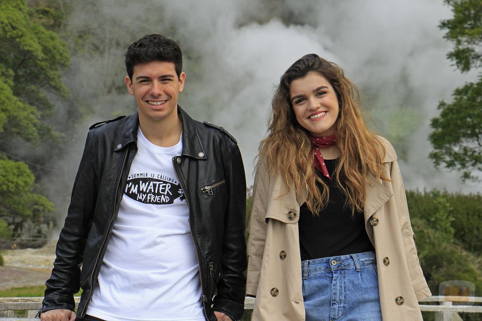 Alfred y Amaia sonrientes en las Azores durante la grabación de la postal eurovisiva