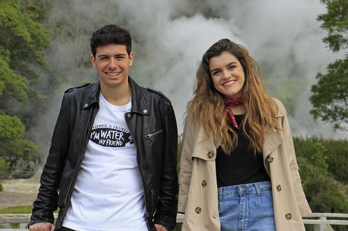 Alfred y Amaia sonrientes en las Azores durante la grabación de la postal eurovisiva