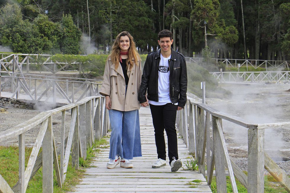 Amaia y Alfred pasean por las Azores cogidos de la mano durante la grabación de la postal eurovisiva
