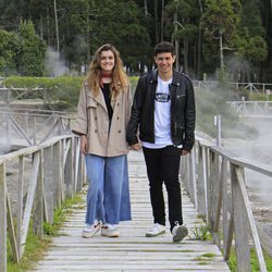 Amaia y Alfred pasean por las Azores cogidos de la mano durante la grabación de la postal eurovisiva