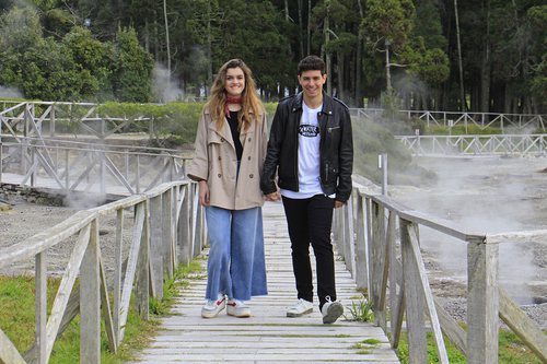 Amaia y Alfred pasean por las Azores cogidos de la mano durante la grabación de la postal eurovisiva