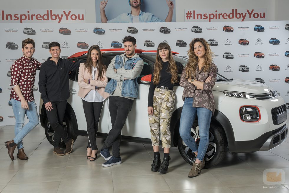 Algunos concursantes de 'OT 2017' posan junto al nuevo Citröen