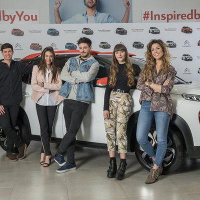 Algunos concursantes de 'OT 2017' posan junto al nuevo Citröen