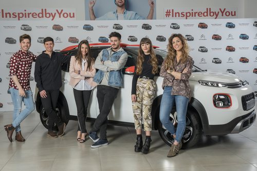 Algunos concursantes de 'OT 2017' posan junto al nuevo Citröen