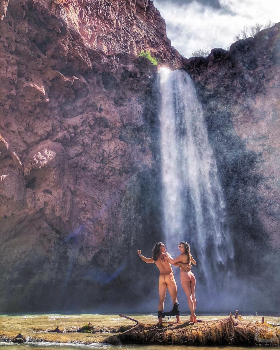 Alyson Eckmann posa completamente desnuda frente a una cascada